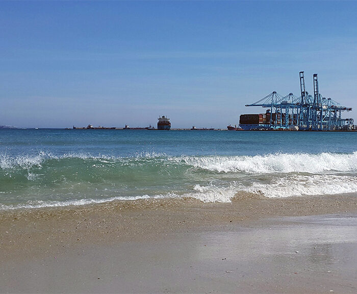 Beach in Algeciras with the port