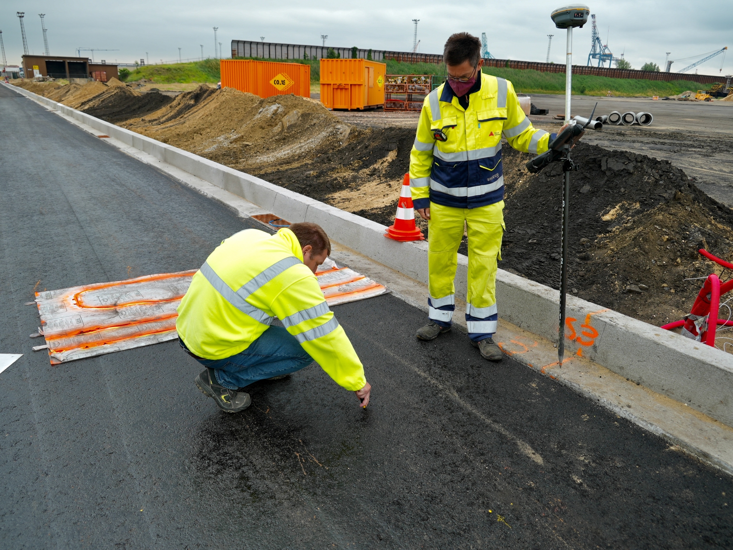 The port of Antwerp and the University of Antwerp and COLAS develop the asphalt of tomorrow
