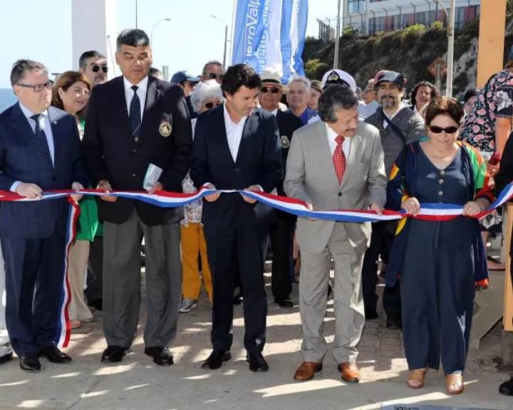 Aprendiendo y bailando en el paseo marítimo de Valparaíso  