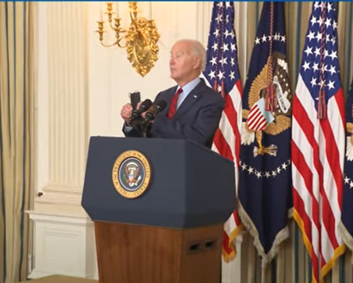 Le président Biden a félicité les parties prenantes de l&rsquo;accord sur les travailleurs portuaires de la côte ouest.