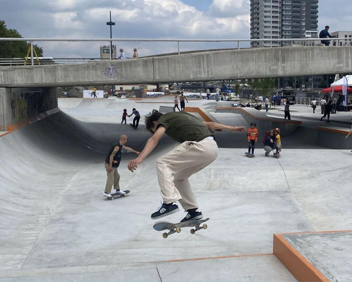 Inauguration d’un imposant skate-park le long du canal à Bruxelles  