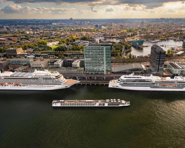 Ámsterdam se compromete a regular el flujo de cruceristas