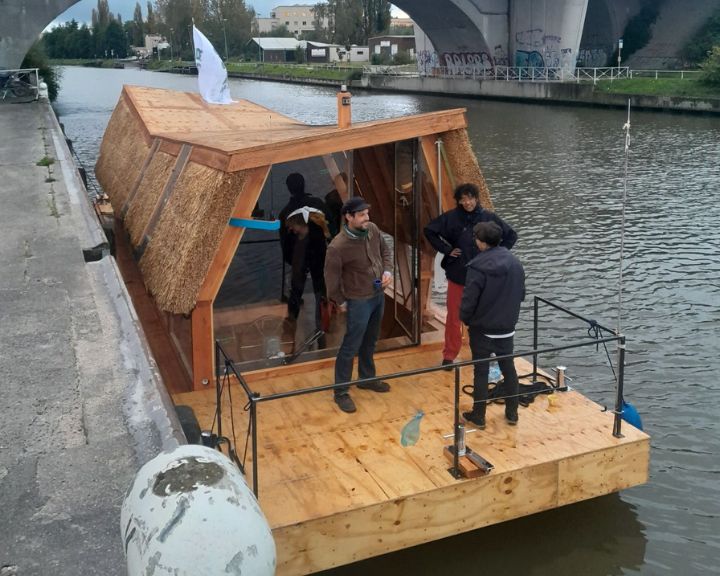 Reparto de frutas y verduras en barco por el canal de Bruselas