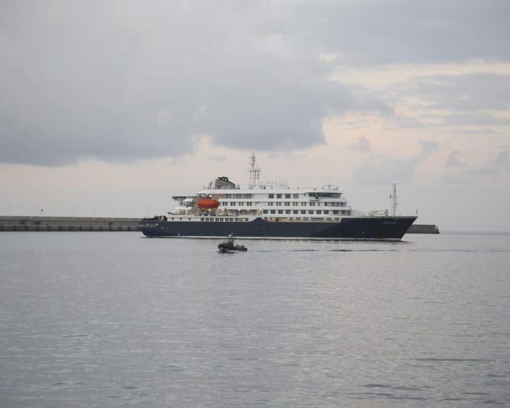 El puerto de Tenerife gestiona desembarque con coordinación sanitaria internacional 